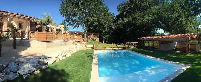 Le Pujol בית הארחה