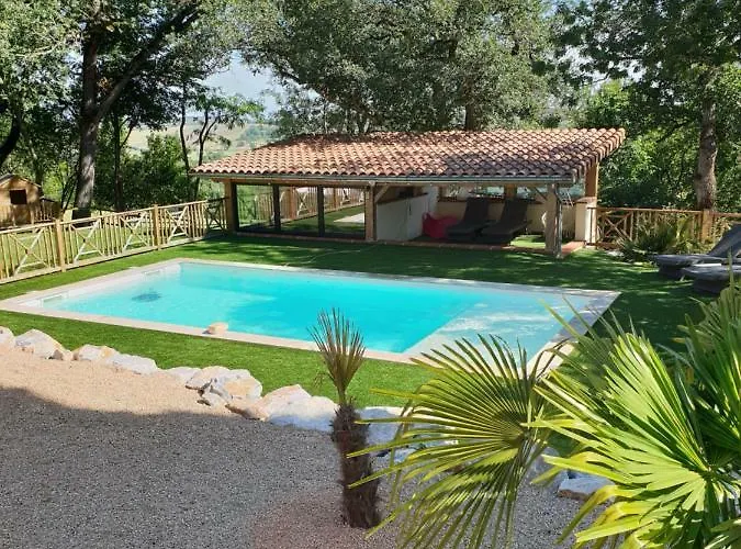 Le Pujol בית הארחה